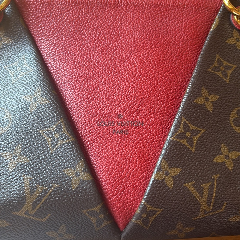 Louis Vuitton V Monogram - Picture 3 of 16
